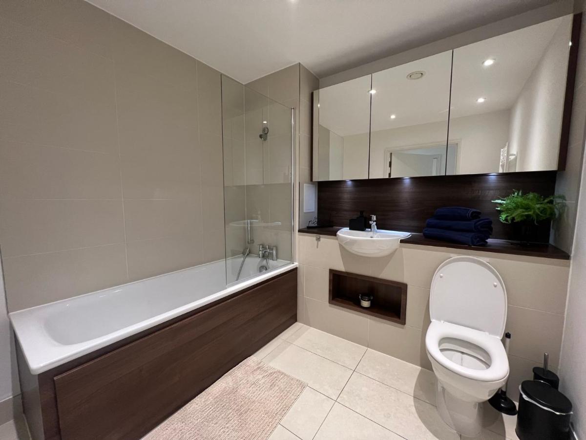 Modern 2Br 2Ba Apt Wparking Sleeps 6 Comfortably London Eksteriør billede