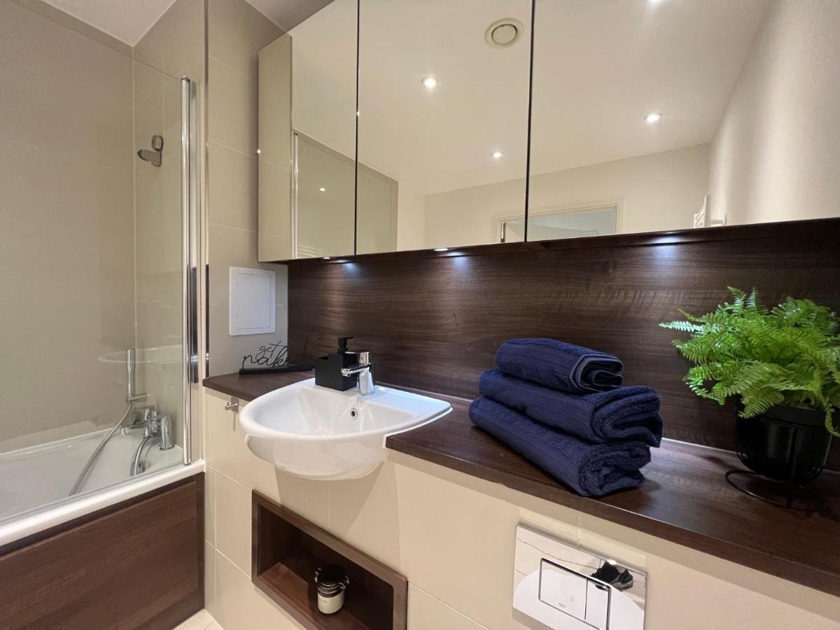 Modern 2Br 2Ba Apt Wparking Sleeps 6 Comfortably London Eksteriør billede