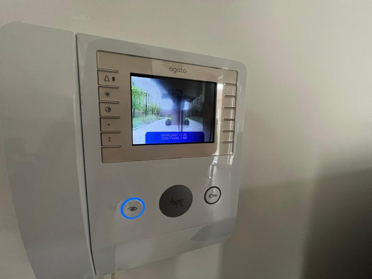 Modern 2Br 2Ba Apt Wparking Sleeps 6 Comfortably London Eksteriør billede