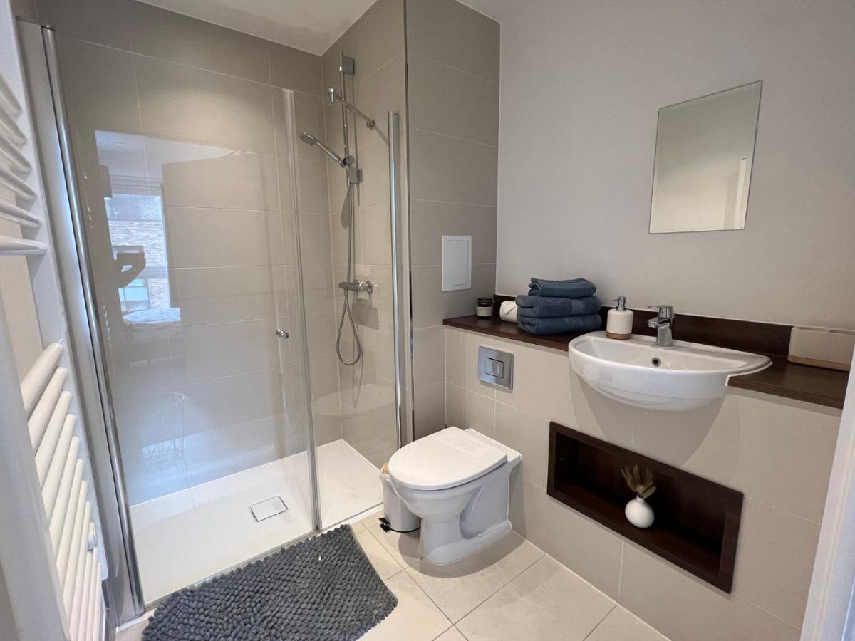 Modern 2Br 2Ba Apt Wparking Sleeps 6 Comfortably London Eksteriør billede