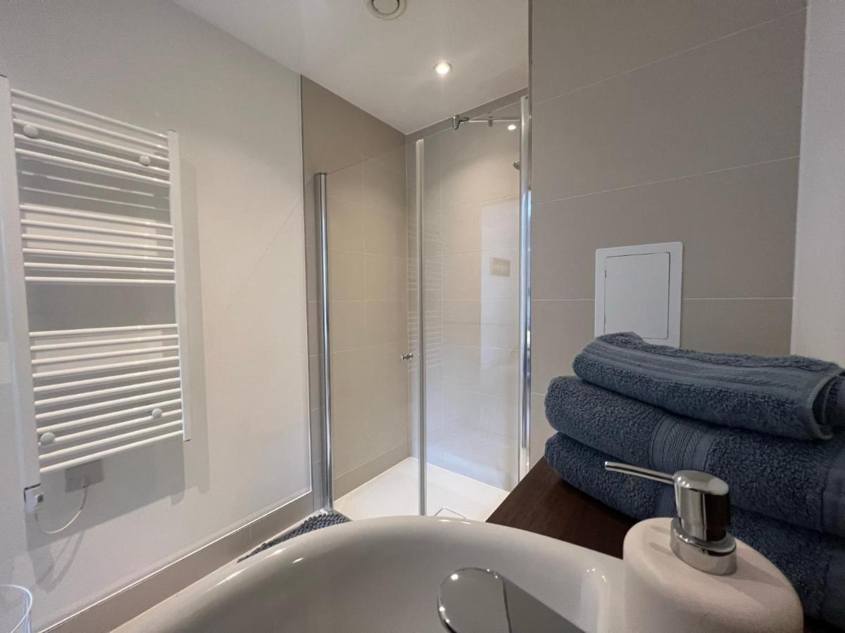 Modern 2Br 2Ba Apt Wparking Sleeps 6 Comfortably London Eksteriør billede